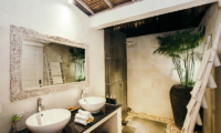 Escape Master Bathroom | Nusa Lembongan, Bali