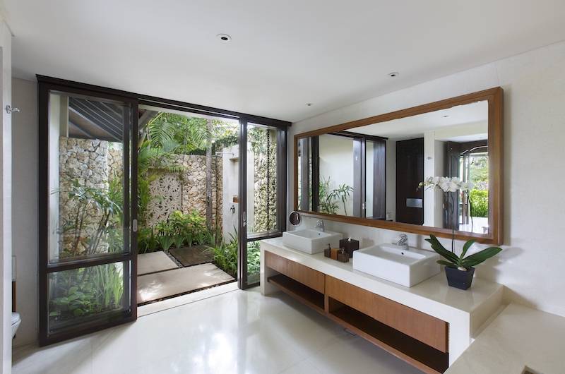 Villa Ambar Bathroom with Mirror | Ungasan, Bali