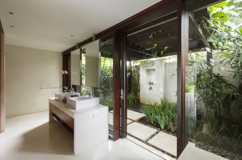Villa Ambar Outdoor Shower | Ungasan, Bali