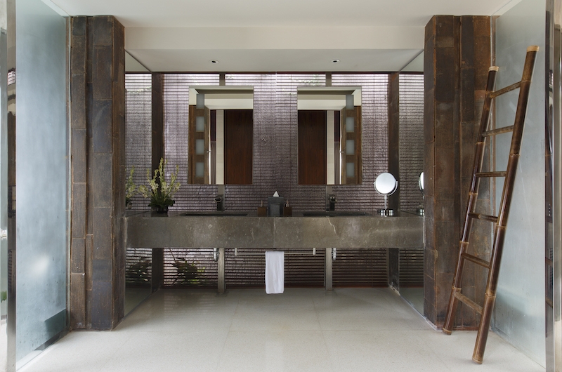 Villa Jamadara Bathroom with Mirror | Ungasan, Bali