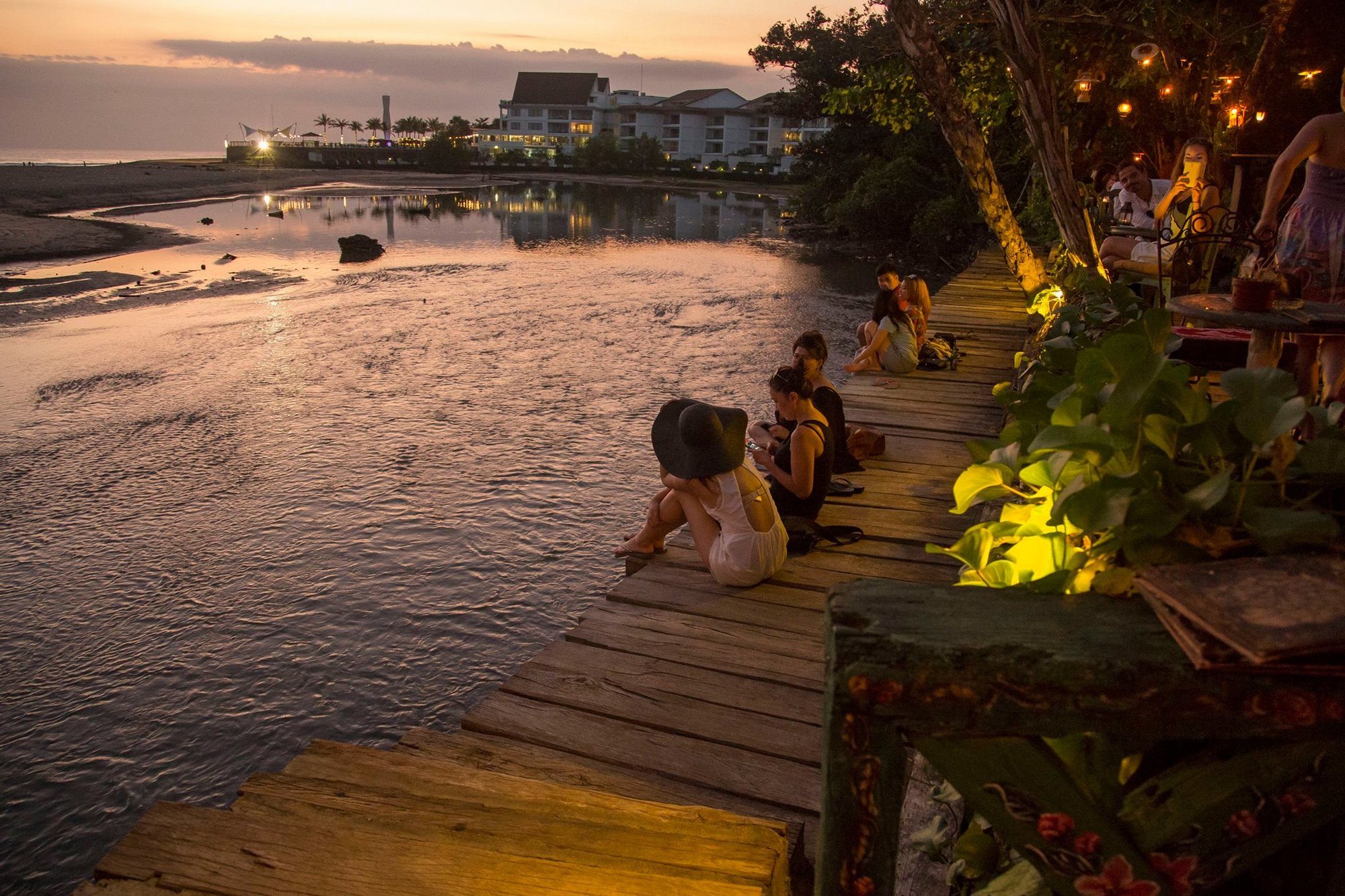 Where To Have A Sunset Drink In Batubelig?