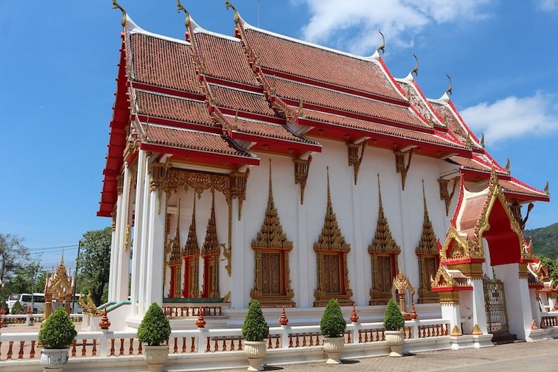 Looking for things to do in Phuket? Don't miss out on a visit to the beautiful Wat Chalong Temple! Click through for the full article for things to do in Phuket!