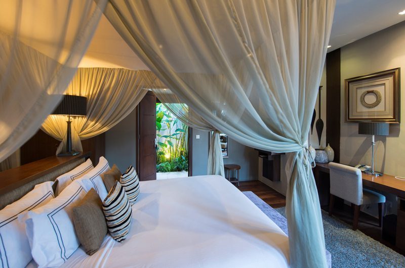 Akara Villas 8 King Size Bed with Study Table | Seminyak, Bali