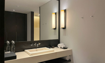 Soori Residence Bathroom with Mirror | Tabanan, Bali