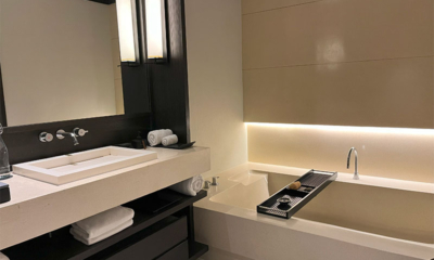 Soori Residence Bathroom with Bathtub | Tabanan, Bali