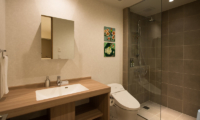 The Orchards Niseko Sawara En-suite Bathroom | St Moritz, Niseko