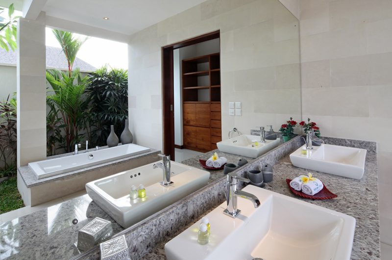 Villa Merayu En-suite Bathroom | Canggu, Bali