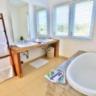 Villa Putih Bathroom | Nusa Lembongan, Bali
