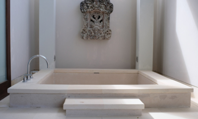 Surga Villa Estate Villa Surga One Saraswati Bathroom with Bathtub | Ungasan, Bali