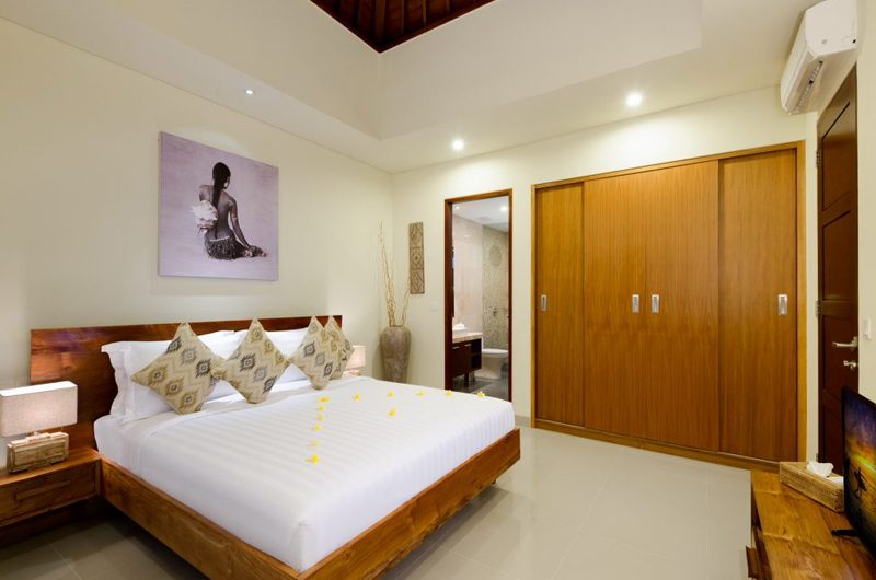 Villa Amelia Bedroom and En-suite Bathroom | Legian, Bali