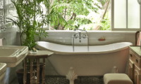 White House Bathtub | Bali, Seminyak