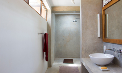Blue Heights Bathroom with Shower | Dickwella, Sri Lanka