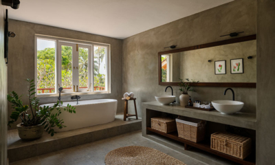 Mimosa Hill Bathroom One with Bathtub | Dickwella, Sri Lanka