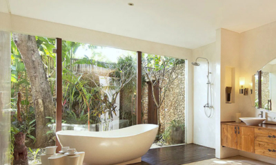 Lataliana Villas Villa La Bathroom One with Bathtub | Seminyak, Bali