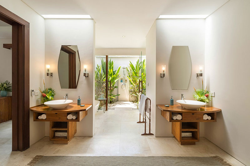Lataliana Villas Villa La Bathroom with Mirrors | Seminyak, Bali
