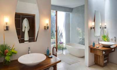 Lataliana Villas Villa La Bathroom Seven | Seminyak, Bali