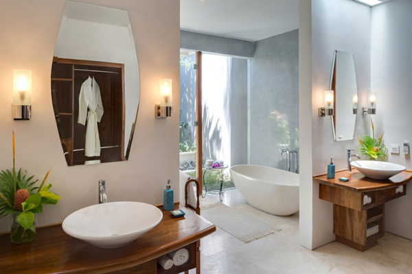 Lataliana Villas Villa La Bathroom Seven | Seminyak, Bali