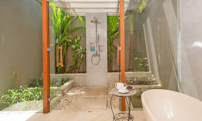 Lataliana Villas Villa La Bathroom Seven with Bathtub | Seminyak, Bali