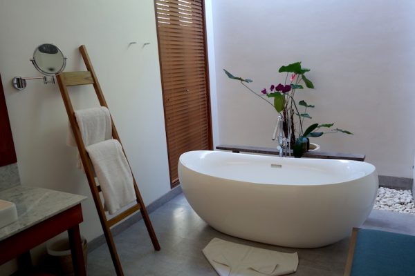 Villa Sol Y Mar Bathroom with Bathtub | Uluwatu, Bali