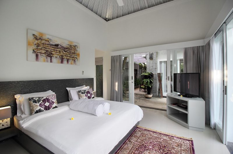 Villa Alun Bedroom with TV | Batubelig, Bali