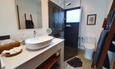 Villa Thansamaay Twin Bathroom with Mirror | Laem Sor, Koh Samui