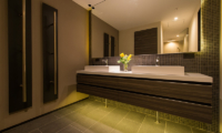 Setsu-in Bathroom with Mirror | Hanazono, Niseko