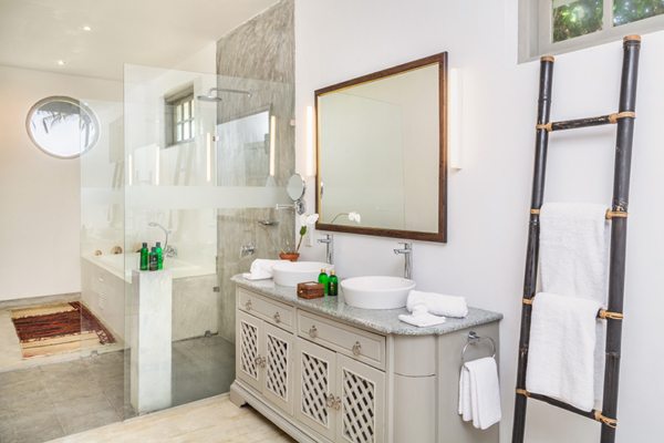 Tanamera Estate Master Bathroom with Shower | Talpe, Sri Lanka