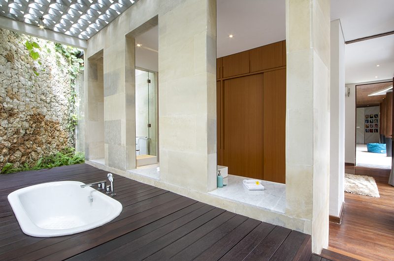 Villa Summer Bathroom | Petitenget, Bali