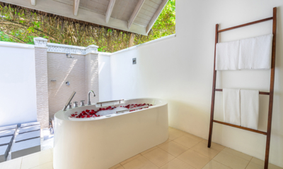 Amaya Kuda Rah Beach Suite Bathroom | South Ari Atoll, Maldives