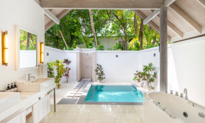 Amaya Kuda Rah Beach Villa Bathroom with Bathtub and Jacuzzi | South Ari Atoll, Maldives