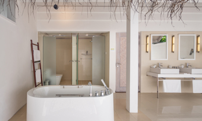 Amaya Kuda Rah Family Duplex Bathroom with Bathtub | South Ari Atoll, Maldives