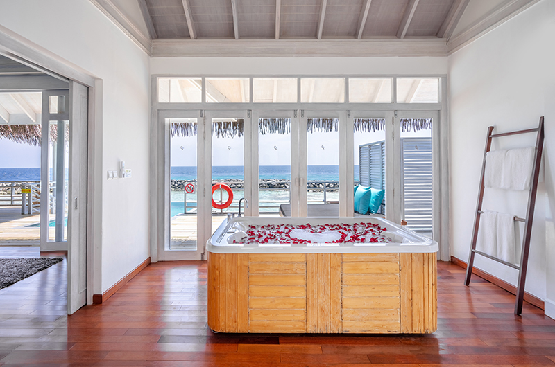 Amaya Kuda Rah Water Suite Bathroom with Bathtub | South Ari Atoll, Maldives