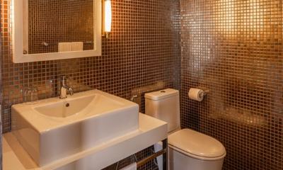 Amaya Kuda Rah Water Suite Bathroom | South Ari Atoll, Maldives