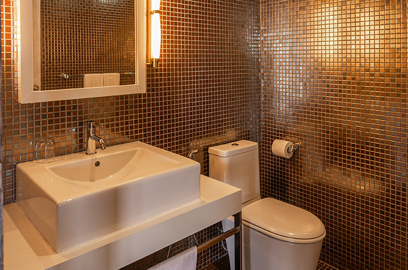 Amaya Kuda Rah Water Suite Bathroom | South Ari Atoll, Maldives