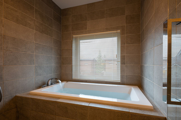 Yuzuki Bathroom Two Bathtub | Hirafu, NIseko