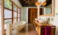 Villa Bamboo En-Suite Bathroom with Bathtub | Ubud, Bali