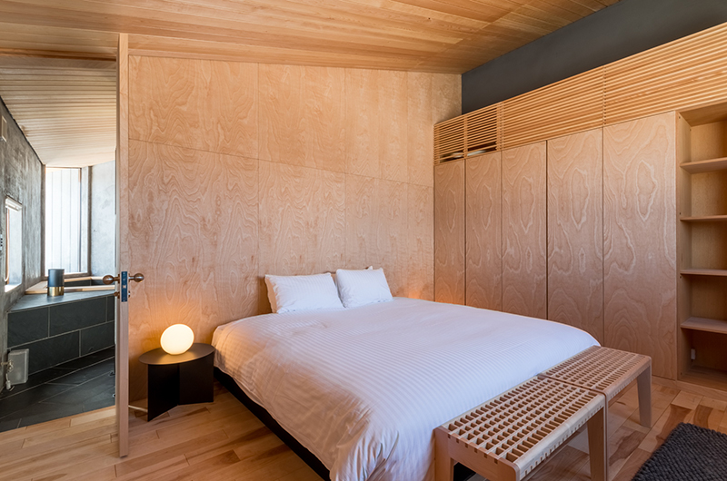 Foxwood Bedroom with Lamp | Hirafu, Niseko