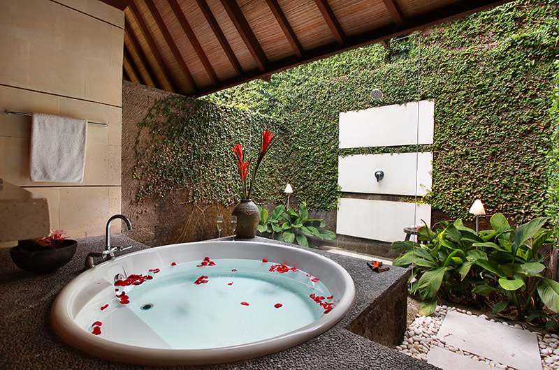 Villa Sin Sin Bath Tub | Kerobokan, Bali