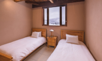 Powderhouse Twin Bedroom with Lamps | Hakuba, Nagano