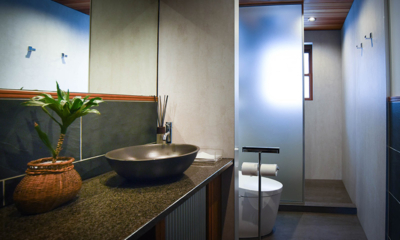 Powderhouse Bathroom with Mirror | Hakuba, Nagano