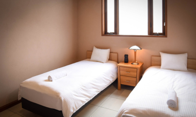 Powderhouse Bedroom with Twin Beds and Lamp | Hakuba, Nagano
