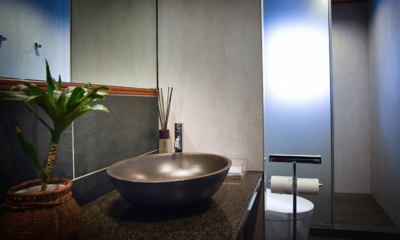 Powderhouse Bathroom with Mirror | Hakuba, Nagano