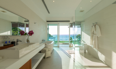 Villa Summer Estate Master Bathroom with Bathtub | Natai, Phang Nga