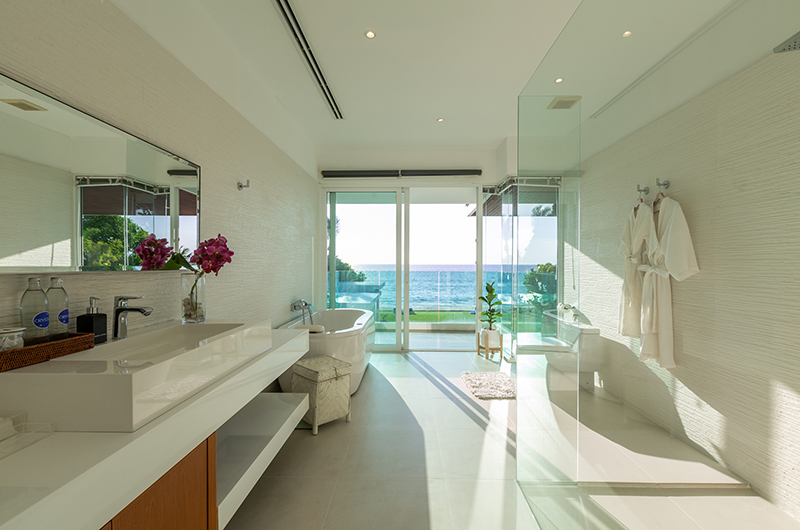 Villa Summer Estate Master Bathroom with Bathtub | Natai, Phang Nga