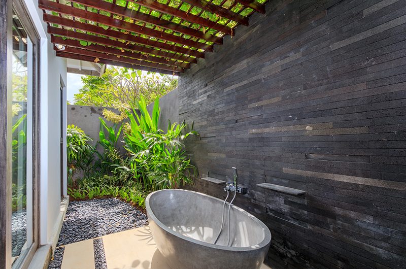 Villa Ohana Bathroom One with Bathtub | Kerobokan, Bali