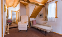 Villa Rusutsu Seating | Rusutsu, Japan