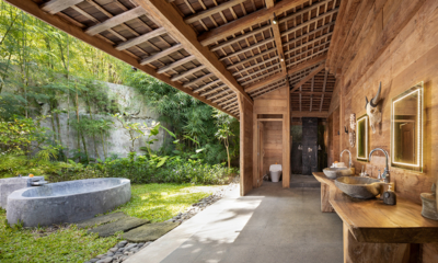 Blue Karma Villas Umalas Villa Kayu Master Bathroom with Bathtub | Umalas, Bali