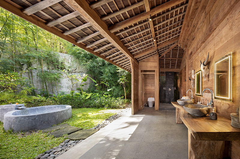 Blue Karma Villas Umalas Villa Kayu Master Bathroom with Bathtub | Umalas, Bali
