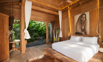 Blue Karma Villas Umalas Villa Kayu Bedroom with Painting | Umalas, Bali