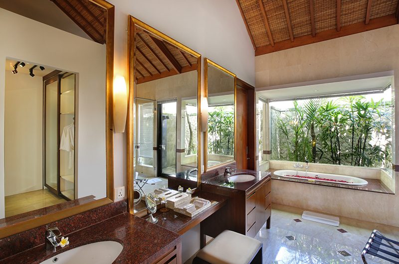 Villa Karang Saujana 1 Bathroom with Bathtub | Ungasan, Bali